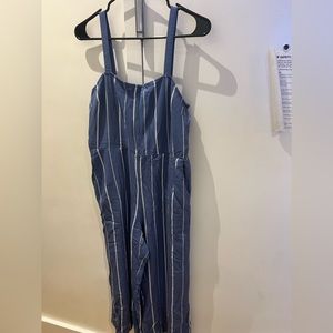 Selling 8 items that my wife warned a few times no rips or tears.